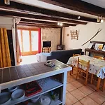 Domaine De Rochebonne بيت للعطل